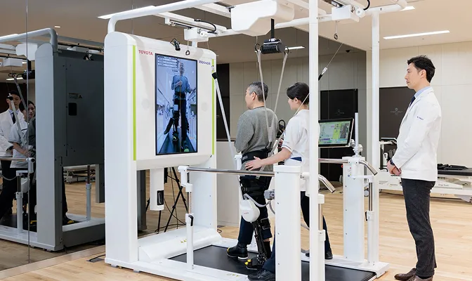 最新機器を使ったリハビリテーションを行う様子