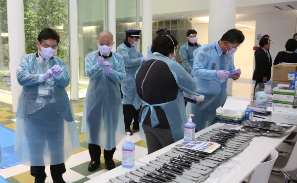 新型コロナウイルス感染症の陽性者受け入れ準備をする職員たち